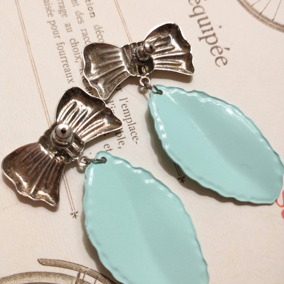 Preloved Cute Silver Bow earrings - Picture 5 of 5